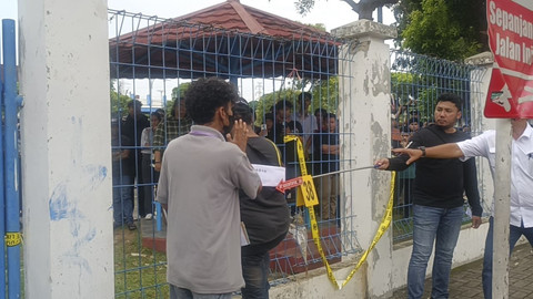 Proses pra rekonstruksi polisi untuk kasus kematian mahasiswa UKI di Universitas Katolik Indonesia, Cawang, Jakarta Timur, Rabu (26/3/2025).  Foto: Thomas Bosco/kumparan