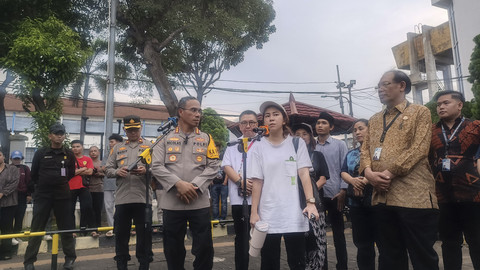 Sepupu dari korban kematian Mahasiswa UKI Khenza Walewangko di Universitas Katolik Indonesia, Cawang, Jakarta Timur, Rabu (26/3/2025). Foto: Thomas Bosco/kumparan