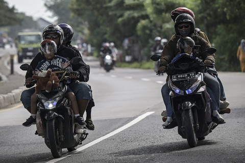 Pemudik bersepeda motor membawa anaknya melintas ke arah Cirebon dan Jawa Tengah di Jalan Raya Pantura, Indramayu, Jawa Barat, Rabu (26/3/2025). Foto: Fauzan/ANTARA FOTO