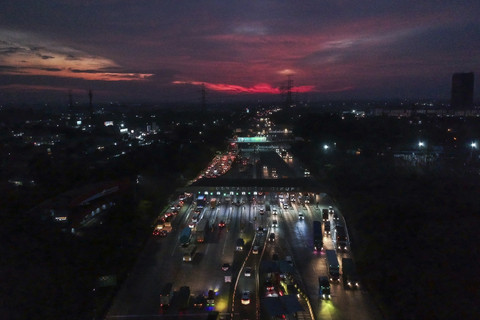 Foto udara kendaraan memasuki Gerbang Tol Cikupa, Kabupaten Tangerang, Banten, Rabu (26/3/2025).  Foto: Putra M. Akbar/ANTARA FOTO 