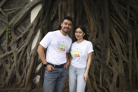 Pemeran film Perang Kota Chicco Jerikho dan Ariel Tatum berpose saat berkunjung ke kumparan di Pasar Minggu, Jakarta, Rabu (26/3/2025). Foto: Iqbal Firdaus/kumparan