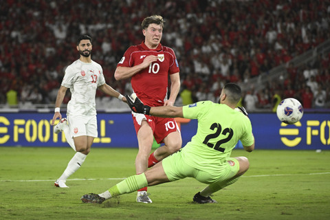 Pemain Timnas Indonesia Ole Romeny (tengah) mengecoh kiper Timnas Bahrain  Ebrahim Lutfalla pada pertandingan ronde ketiga Kualifikasi Piala Dunia 2026 Zona Asia di Stadion Utama Gelora Bung Karno, Jakarta, Selasa (25/3/2025). Foto: Hafidz Mubarak A/ANTARA FOTO