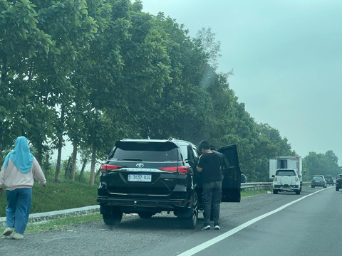 Ilustrasi kendaraan berhenti di bahu jalan tol. Foto: Kelik Wahyu/kumparan