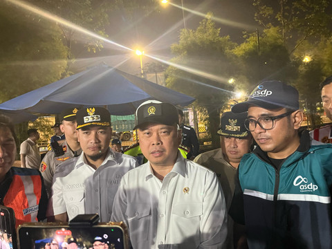 Menteri Perhubungan Dudy Purwagandhi meninjau Pelabuhan Ciwandan, Kamis (27/3) subuh. Foto: Dok kumparan