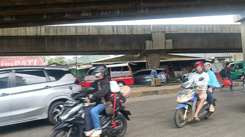 Pemudik dengan motor ke arah Jalan Raya Cicalengka Nagreg, (27/3). Foto: Robby Bouceu/kumparan