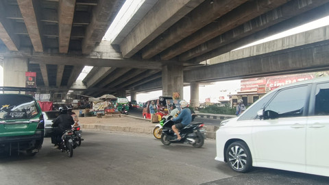 Pemudik dengan motor ke arah Jalan Raya Cicalengka Nagreg, (27/3). Foto: Robby Bouceu/kumparan