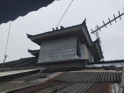 Taufiq (50), pria diduga maling dievakuasi ke rumah sakit karena pura-pura pingsan saat di kepung warga. Foto: Istimewa