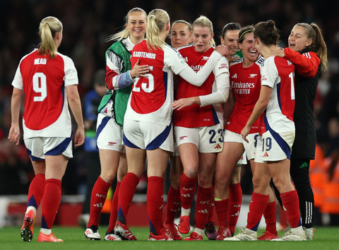 Selebrasi Arsenal usai Alessia Russo mencetak gol ke gawang Real Madrid di leg kedua perempat final Liga Champions Wanita 2024/25, Kamis (27/3). Foto: ADRIAN DENNIS / AFP