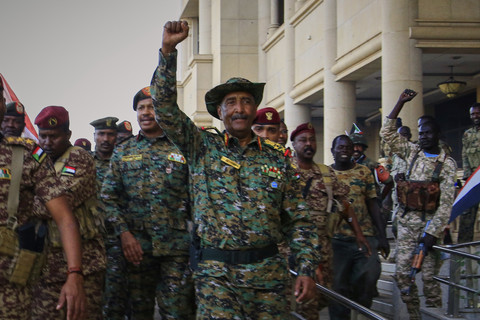 Kepala militer Sudan Jenderal Abdel-Fattah Burhan (tengah), disambut oleh pasukan saat tiba di Istana Republik, yang baru-baru ini direbut kembali dari kelompok paramiliter Pasukan Pendukung Cepat, di Khartoum, Sudan, Rabu (26/3/2025). Foto: AP Photo