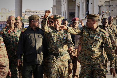 Kepala militer Sudan Jenderal Abdel-Fattah Burhan (tengah), disambut oleh pasukan saat tiba di Istana Republik, yang baru-baru ini direbut kembali dari kelompok paramiliter Pasukan Pendukung Cepat, di Khartoum, Sudan, Rabu (26/3/2025). Foto: AP Photo