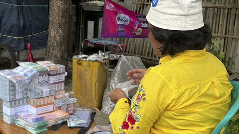 Jasa penukaran uang di Karawang. Foto: kumparan