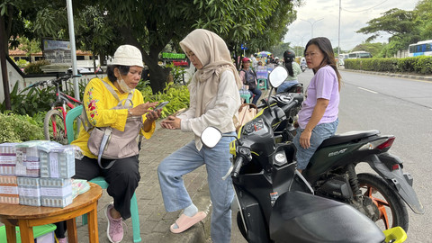 Jasa penukaran uang di Karawang. Foto: kumparan