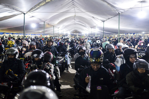 Ribuan sepeda pemudik sepeda motor antre saat menunggu kapal bersandar di Pelabuhan Pelindo Ciwandan, Kota Cilegon, Banten, Kamis (27/3/2025). Foto: Muhammad Bagus Khoirunas/ANTARA FOTO