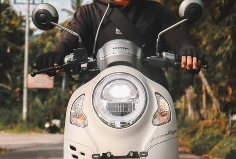 Ilustrasi motor honda terbaru 2025 mirip vespa - Sumber: unsplash.com/@neztxs
