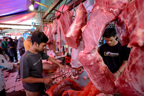 Pedagang memotong daging sapi di Pasar Minggu pada Kamis (27/3). Foto: Jamal Ramadhan/kumparan