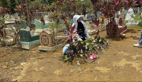 Makam Juwita diziarahi rekan-rekannya di Banjarbaru, Kalimantan Selatan, Kamis (27/3/2025). Foto: kumparan
