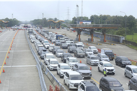 Sejumlah kendaraan terjebak kemacetan saat pemberlakuan one way di KM 188 Tol Cipali, Palimanan, Cirebon, Jawa Barat, Kamis (27/3/2025). Foto: kumparan