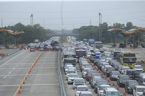 Sejumlah kendaraan terjebak kemaceatn saat pemberlakuan one way di KM 188 Tol Cipali, Palimanan, Cirebon, Jawa Barat, Kamis (27/3/2025). Foto: kumparan