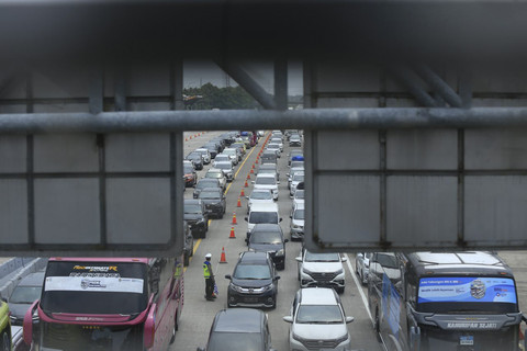 Sejumlah kendaraan terjebak kemacetan saat pemberlakuan one way di KM 188 Tol Cipali, Palimanan, Cirebon, Jawa Barat, Kamis (27/3/2025). Foto: kumparan