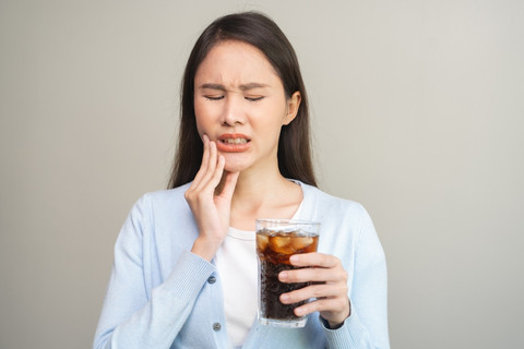 Ilustrasi gigi ngilu saat minum minuman dingin. Foto: Pormezz/Shutterstock