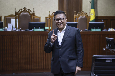 Terdakwa kasus dugaan perintangan penyidikan kasus korupsi Harun Masiku dan pemberian suap, Hasto Kristiyanto berpose usai menjalani siang lanjutan di Pengadilan Tipikor, Jakarta, Kamis (27/3/2025). Foto: Dhemas Reviyanto/ANTARA FOTO