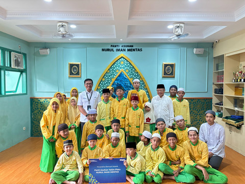 PNM menyalurkan santunan kepada Masjid Jami Az-Zawiyah dan Panti Asuhan Yatim Piatu Nurul Iman. (ist)