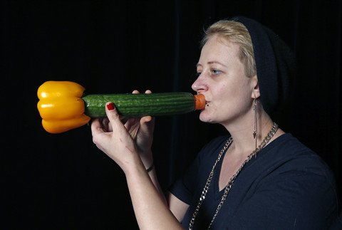 the Vegetable Orchestra, band yang terbentuk sejak Februari 1998 ini berhasil membuat inovasi unik dalam dunia musik dan makanan. Sesuai namanya, band ini dapat melakukan orkestra hanya dengan menggunakan sayuran sebagai alat musik. Foto: Vincent Kessler/Reuters