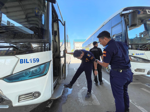 Penguji sedang melakukan pengecekan kepada bus yang ada di ALBN dan akan dipakai mudik gratis. Foto: Rabiansyah/Hi!Pontianak.