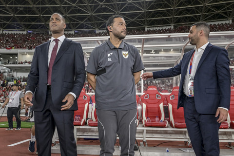 Pelatih Timnas Indonesia Patrick Kluivert bersama asisten pelatih Denny Landzaat menyaksikan anak asuhannya pada pertandingan ronde ketiga Kualifikasi Piala Dunia 2026 zona Asia di Stadion Utama Gelora Bung Karno, Jakarta, Selasa (25/3/2025). Foto: Bay Ismoyo/AFP