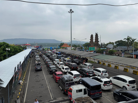 Suasana kendaraan yang akan menyeberang dari Bali ke Jawa via Pelabuhan Gilimanuk. Foto: Dok. ASDP