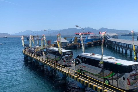 Suasana kendaraan saat akan masuk ke kapal ferry di Pelabuhan Gilimanuk. Foto: Dok. ASDP