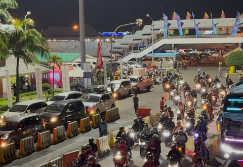 Kendaraan roda dua dan roda empat saat akan melintasi dari Bali ke Jawa via Pelabuhan Gilimanuk. Foto: Dok. ASDP