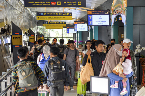 Penumpang Kereta Malabar tujuan akhir Malang berjalan menuju gerbong kereta di Stasiun Bandung, Jawa Barat, Kamis (27/3/2025). Foto: Raisan Al Farisi/ANTARA FOTO