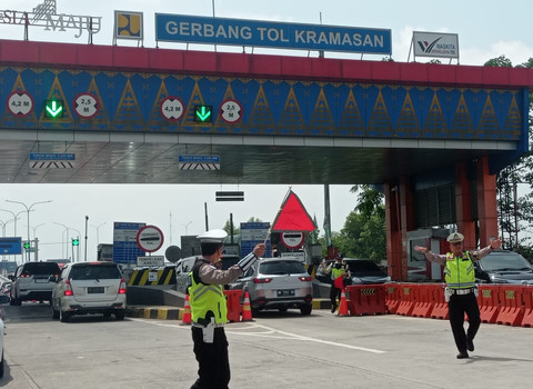 Suasana polisi saat mengatur lalu lintas kendaraan di Gerbang Tol Keramasan Palembang. Foto : Abdullah Toriq/Urban Id  