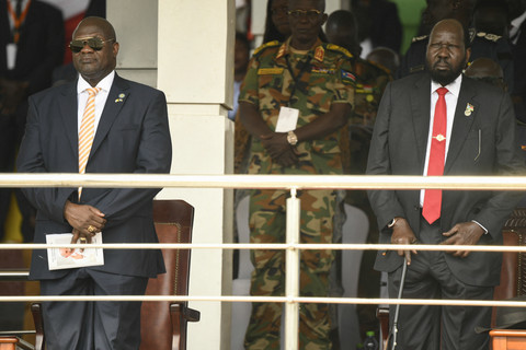 Presiden Sudan Selatan Salva Kiir (kanan) berdiri bersama Wakil Presiden Pertama Riek Machar. Foto: Simon Maina/AFP
