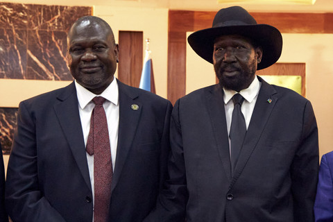 Presiden Sudan Selatan Salva Kiir (kanan) berdiri bersama Wakil Presiden Pertama Riek Machar. Foto: Alex McBride / AFP
