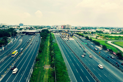 Ilustrasi tarif tol becakayu 2025 - Sumber: unsplash.com/@jamiez0108