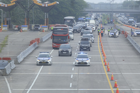Sejumlah kendaran melintas saat pembukaan rekayasa lalu lintas One Way di KM 188 Tol Cipali, Palimanan, Cirebon, Jawa Barat, Kamis (27/3/2025). Foto: kumparan