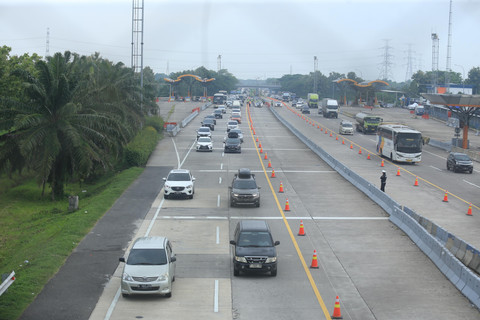 Sejumlah kendaran melintas saat pembukaan rekayasa lalu lintas One Way di KM 188 Tol Cipali, Palimanan, Cirebon, Jawa Barat, Kamis (27/3/2025). Foto: Dok. kumparan