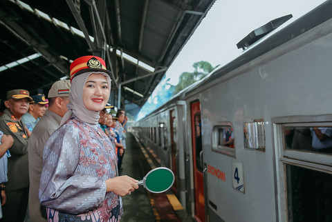 Wakil Gubernur Lampung, Jihan Nurlela saat melepas para pemudik dalam program mudik gratis di Stasiun Tanjungkarang, Bandar Lampung | Foto : Dok. Adpim