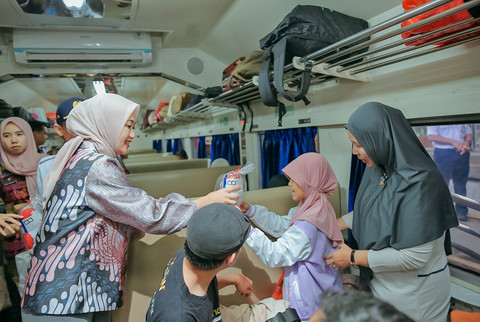 Wakil Gubernur Lampung, Jihan Nurlela saat melepas para pemudik dalam program mudik gratis di Stasiun Tanjungkarang, Bandar Lampung | Foto : Dok. Adpim