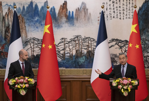 Menteri Luar Negeri China Wang Yi bersama Menteri Luar Negeri Prancis Jean-Noel Barrot menyampaikan keterangan pers saat melakukan pertemuan delegasi di Beijing, China, Kamis (27/3/2025). Foto: Stringer/AFP