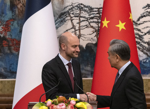 Menteri Luar Negeri China Wang Yi berjabat tangan dengan Menteri Luar Negeri Prancis Jean-Noel Barrot saat melakukan pertemuan delegasi di Beijing, China, Kamis (27/3/2025). Foto: Stringer/AFP