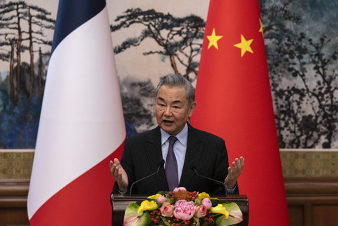 Menteri Luar Negeri China Wang Yi menyampaikan keterangan pers saat melakukan pertemuan delegasi di Beijing, China, Kamis (27/3/2025). Foto: Stringer/AFP