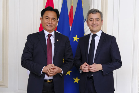 Menko Kumham Imipas RI Yusril Ihza Mahendra mengadakan pertemuan bilateral bersama Menteri Kehakiman Prancis Gerald Darmanin, di Paris, Prancis, Rabu (26/3/2025). Foto: Dok. Kemenko Kumham Imipas RI