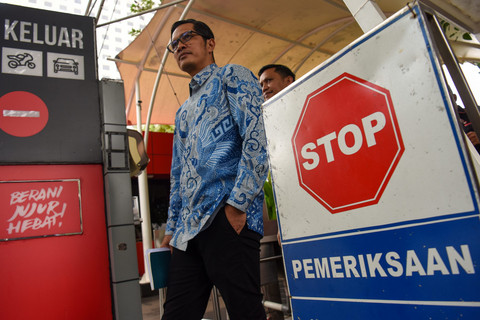 Pengacara Febri Diansyah berjalan meninggalkan Gedung Merah Putih KPK usai batal menjalani pemeriksaan di Jakarta, Kamis (27/3/2025).  Foto: Indrianto Eko Suwarso/ANTARA FOTO