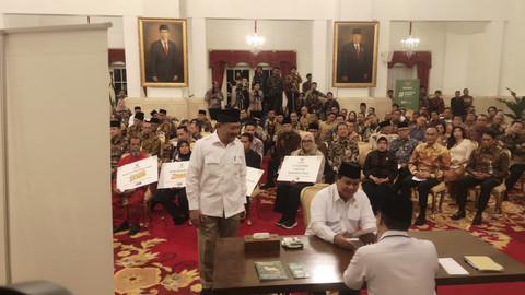 Presiden RI Prabowo Subianto dan Wakil Presiden (Wapres) Gibran Rakabuming Raka menunaikan zakat mal melalui Badan Amil Zakat Nasional (Baznas), di Istana Negara, Jakarta, Kamis (27/3/2025). Foto: Zamachsyari/kumparan