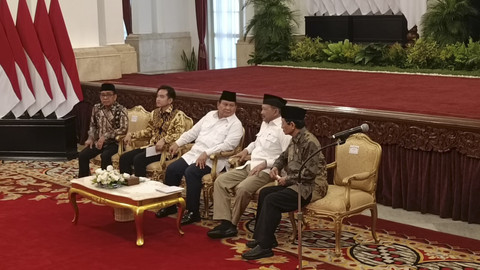 Presiden RI Prabowo Subianto dan Wakil Presiden (Wapres) Gibran Rakabuming Raka menunaikan zakat mal melalui Badan Amil Zakat Nasional (Baznas), di Istana Negara, Jakarta, Kamis (27/3/2025). Foto: Zamachsyari/kumparan