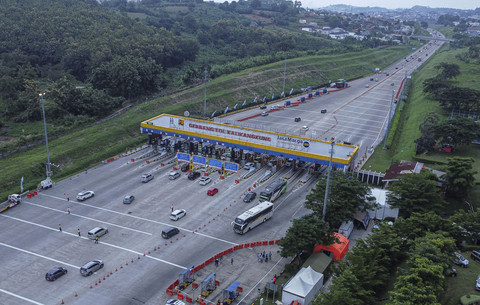 Foto udara sejumlah kendaraan melintas di Gerbang Tol (GT) Kalikangkung, Semarang, Jawa Tengah, Minggu (23/3/2025). Foto: Makna Zaezar/ANTARA FOTO