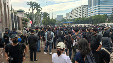 Suasana demo tolak RUU TNI di depan gedung DPR RI, Jakarta, Kamis (27/3/2025).   Foto: Rachmadi Rasyad/kumparan